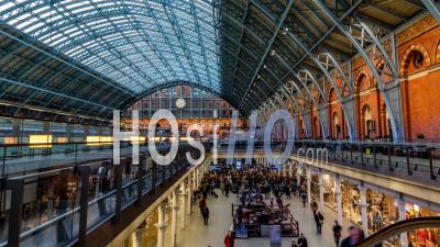 L'intérieur De La Gare De St Pancras à Londres Avec Des Navettes à L'heure De Pointe