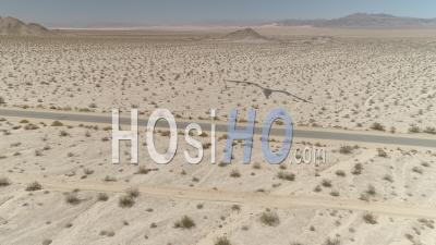 Route Traversant Le Désert Du Mojave En Californie - Vidéo Drone
