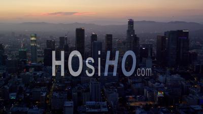 Vue Aérienne Du Centre-Ville De Los Angeles Au Crépuscule, Regardant L'ouest Vers L'océan Et Les Collines De Hollywood