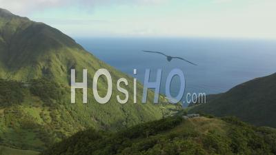 Mountain Green Hills à L'océan Dans L'île De San Jorge Vidéo Drone