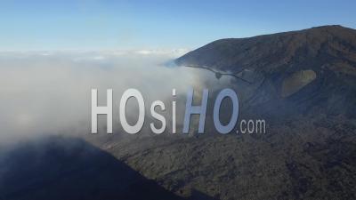 Les Gens Admirent L'éruption Et Le Flux De Lave De Piton Partage, à Piton De La Fournaise, Réunion