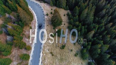 Voiture Conduite Sur Une Route De Montagne - Vidéo Drone