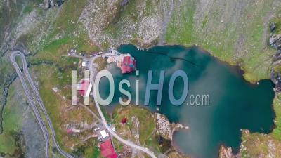 Lac De Montagne Et Cabine Sous Les Nuages - Vidéo Drone
