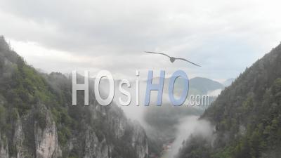 Brouillard Après La Pluie Dans Les Gorges - Vidéo Drone