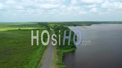 Long Chemin Ouvert Avec Un Lac Et Une Forêt, Vidéo Drone