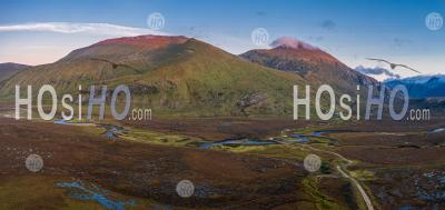 Aerial Panoramic View Of Beinn Spionnaidh And Cranstackie At Sunset In Scotland - Drone Point Of View - Photographie Aérienne