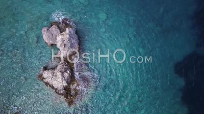 Plongée Sous La Falaise - Vidéo Par Drone