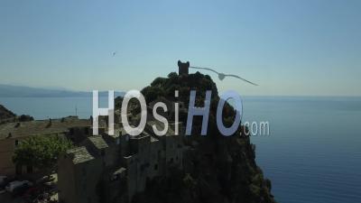 Vue Aérienne De La Tour De Nonza Au Sommet D'une Falaise - Vidéo Par Drone