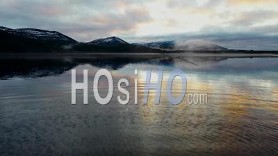 Coucher De Soleil Sur Le Lac Morlich Et Cairngorms, Aviemore, Ecosse, Vidéo Par Drone