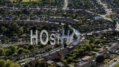 Vue Aérienne Du Lotissement Britannique Classique, Maisons Anglaises Vues D'en Haut - Vidéo Par Drone