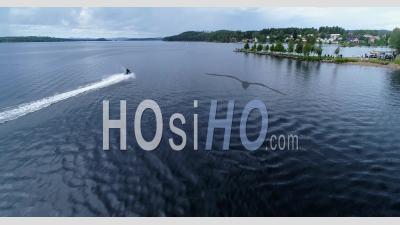 Une Foire D'été Joyeuse Dans Le Nord De La Suède - Vidéo Aérienne Par Drone