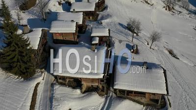Montagnes Lodges Avec De La Neige - Vidéo Drone