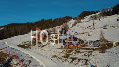 Station De Ski Et Montagnes Lodges Dans Les Alpes - Vidéo Drone