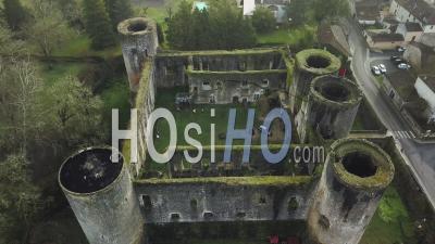 Vue Aérienne Du Château Fort Médiéval De Villandraut En Hiver - Vidéo Aérienne Par Drone