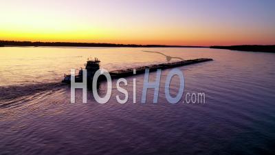 Un Remorqueur Poussant Une Barge Vers Le Haut Du Fleuve Mississippi Près De Memphis, Tennessee Au Crépuscule - Vidéo Aérienne Par Drone