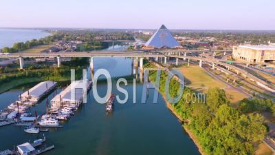 Memphis Tennessee Waterfront Et Mud Island Avec Fond De Pyramide De Memphis - Vidéo Aérienne Par Drone