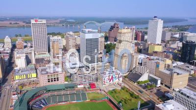 Downtown Memphis Tennessee, Gratte-Ciel, Gratte-Ciel, Entreprises, Skyline, Stade Et Fleuve Mississippi - Vidéo Aérienne Par Drone