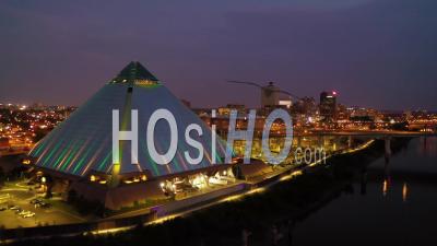 La Pyramide De Memphis, Le Pont Hernando De Soto Et Le Paysage Urbain Au Crépuscule - Vidéo Aérienne Par Drone