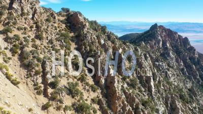 Vidéo Aérienne Sur Le Sommet D'une Montagne En Pierre Le Long D'une Crête Dans Les Montagnes De La Sierra Orientale Près De Lone Pine Et De La Vallée D'owens En Californie - Vidéo Par Drone