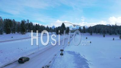 2020 - Vidéo Aérienne De Voitures Conduisant Des Voyages Sur Une Route De Montagne Couverte De Neige Glacée Dans Les Montagnes De L'est De La Sierra Nevada Près De Mammoth En Californie - Vidéo Par Drone