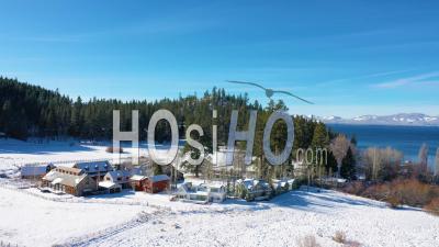 2020 - Vidéo Aérienne De Neige D'hiver Sur Glenbrook, Communauté Du Nevada, Maisons De Ranch Sur Les Rives Du Lac Tahoe Nevada - Vidéo Par Drone
