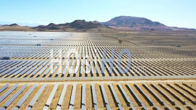 Vidéo Par Drone Un Vaste Réseau Solaire Dans Le Désert De Mojave, En Californie, Suggère Des Ressources énergétiques Vertes Renouvelables Et Propres.
