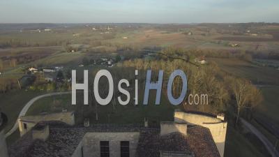 Château De Duras Et Village Au Coucher Du Soleil - Vidéo Aérienne De Drone
