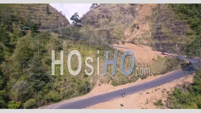 Trafic Routier Sur Une Route De Montagne à Lombok, Indonésie - Vidéo Aérienne Par Drone