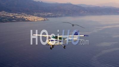 Cessna 172 Survolant La Mer Et Le Littoral Andalou