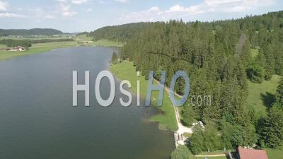 Lac Et Prairies Vertes - Vidéo Drone