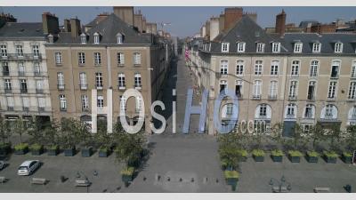 Place De La Mairie De La Ville De Rennes Pendant Le Confinement En Raison De L'épidémie De Covid-19 - Vidéo Par Drone