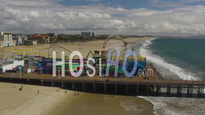 2020 - Vue Aérienne De La Jetée Fermée Abandonnée De Santa Monica Pendant L'épidémie D'épidémie De Virus Corona Covid-19 - Vidéo Par Drone