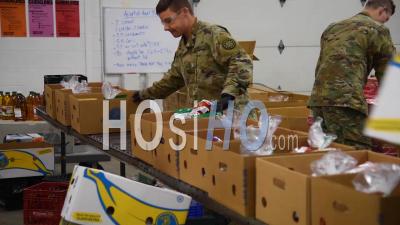 2020 - Des Soldats De L'armée Américaine Distribuent De La Nourriture Dans Une Banque Alimentaire De L'ouest Du Michigan Pendant La Pandémie De Pandémie D'urgence Du Virus Covid-19 Corona.