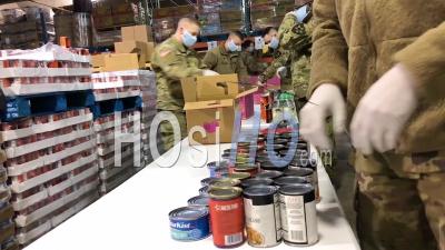 2020 - Des Soldats De L'armée Américaine Distribuent De La Nourriture à Une Banque Alimentaire De Lakewood, Dans L'État De Washington, Pendant L'épidémie De Pandémie D'urgence Du Virus Covid-19 Corona.