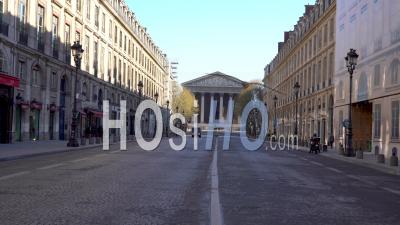 Van De Police Sur La Rue Royale à Paris à L'heure Du Matin Pendant Le Confinement Covid-19, Vidéo Au Sol
