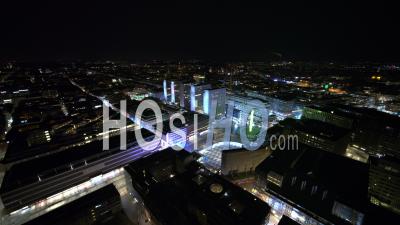 Vue Aérienne Sur Une Place Vide De Sergel Pendant La Nuit, Stockholm Suède - Vidéo Drone