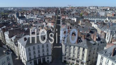 Faible Circulation Sur La Rue Crebillon Et La Place Royale Dans La Ville De Nantes, Au Jour 19 De L'épidémie De Covid-19, France - Vidéo Drone