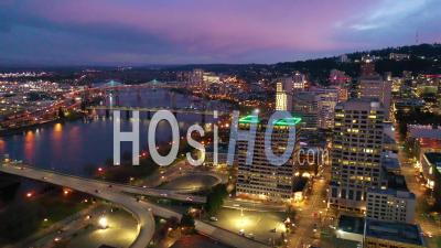 High Angle Pan Of Downtown Business District Portland Oregon La Nuit. -  Vidéo Par Drone