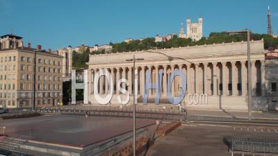 Vieille Ville De Lyon Avec Palais De Justice Pendant Le Confinement De Covid 19, Rhône, France - Vidéo Par Drone