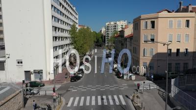 Boulevard La Corderie Dans La Ville De Marseille Au 26e Jour Du Confinement De Covid-19, France -  Vidéo Par Drone
