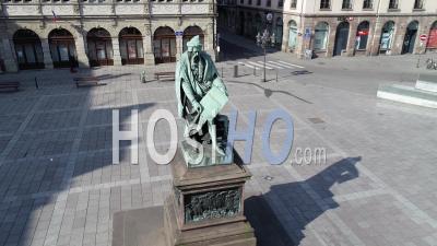 Strasbourg Under Containtment Due à Covid-19, Statue De Gutenberg - Vidéo Par Drone