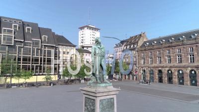 Strasbourg Under Containtment Due To Covid-19,  Kleber Statue - Video Drone Footage