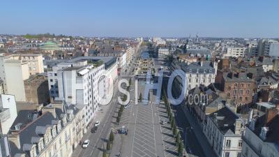 Vide Place De La Republique De Rennes City Au Jour 16 De L'épidémie De Covid-19, France -  Vidéo Par Drone
