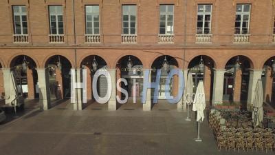 Toulouse Ville, Centre Ville, Place Du Capitole Et Ses Cafés Restaurants Fermés - Séquence Vidéo Du Drone