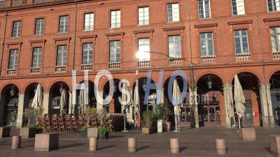 Restaurants Toulouse Ville, Centre Ville, Place Du Capitole Et Ses Cafés Fermés