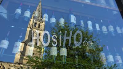 Vitrine D'un Magasin De Bouteilles De Vin Et Reflet Du Clocher De La Ville De Saint-Emilion