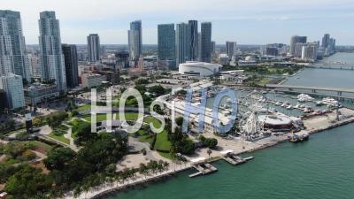 Centre-Ville De Miami Pendant La Pandémie De Covid-19 (bayfront Park, Bayside Market, American Airlines Arena) - Vidéo De Drone