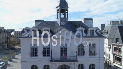 Hôtel De Ville D'auray, Au 19e Jour De L'épidémie Due Au Covid-19, Morbihan, Bretagne, France - Vidéo Drone