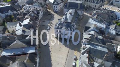 Place De La République D'auray Au Jour 19 Du Confinement De Covid-19 - Vidéo Drone