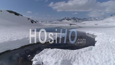 Ruisseau Entouré De Neige Dans La Montagne, Huez, Alpes Françaises - Vidéo Par Drone